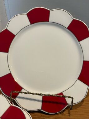 Grace Red and White Scalloped Rim Dinner Plates Set of 3 Mint